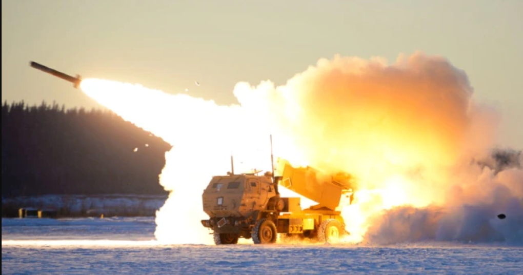 A diferencia de los sistemas de cohetes que ambos bandos han usado en la guerra, los misiles Himars pueden ser dirigidos a objetivos precisos, haciéndolos más confiables.