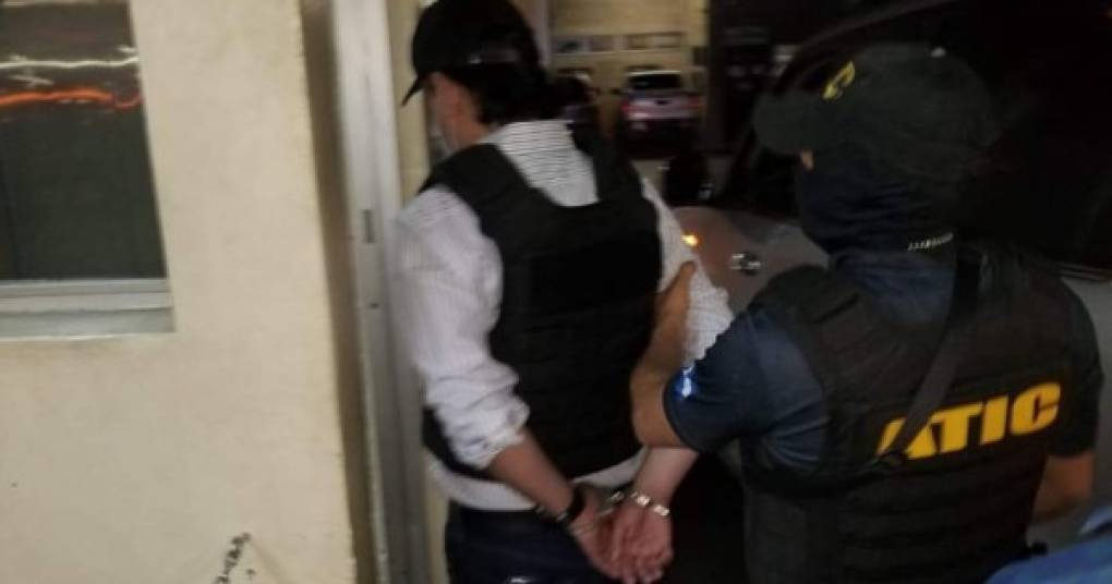 Cuidado con los huevazos: con casco y chaleco antibalas fue llevado Marco Bográn a los juzgados