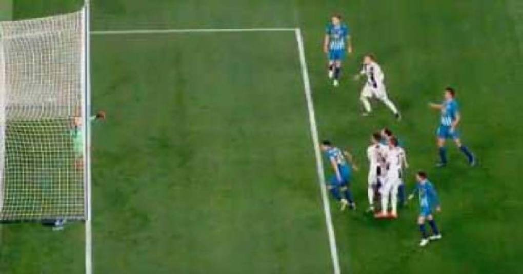 Y en el minuto 49, en el inicio del segundo tiempo llegó 2-0 de la Juventus por obra una vez más de Cristiano Ronaldo. El Ojo de Halcón le concedió la anotación a CR7 ya que tras un cabezazo, el arquero Oblak detuvo el remate pero la pelota ya había pasado de la línea.