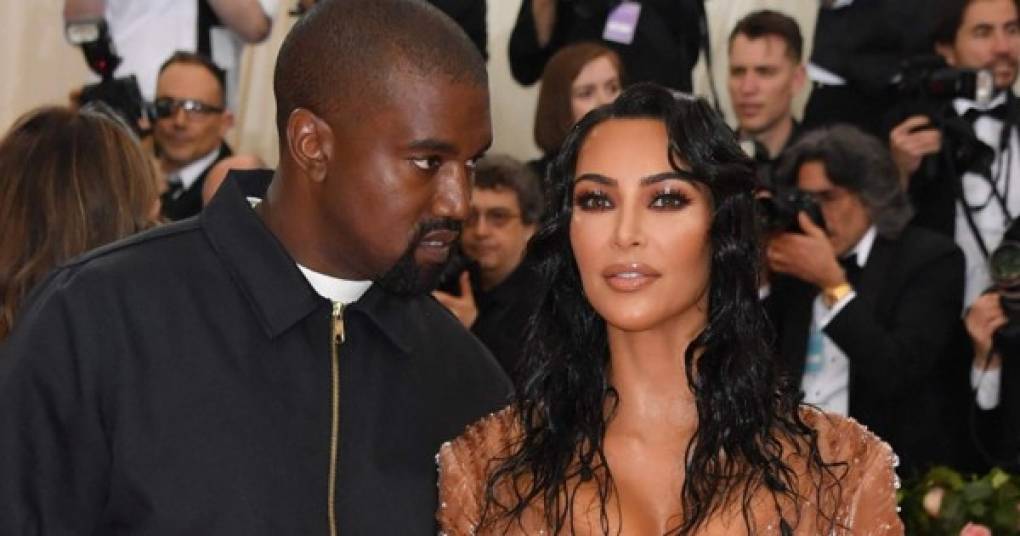 Es oficial. Kim Kardashian pidío el divorcio a su esposo Kanye West, por lo que la pareja tomará rumbo distintos tas casi siete años de matrimonio.