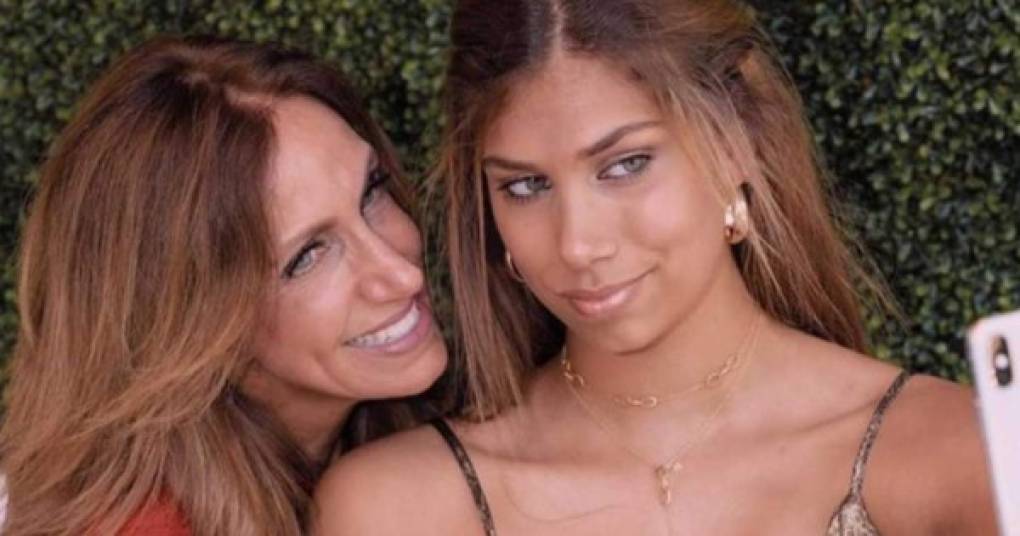 La hija de la famosa conductora Lili Estefan se estrena como modelo a solo 18 años. La guapísima hija de la presentadora de Univisión compartió las fotos.