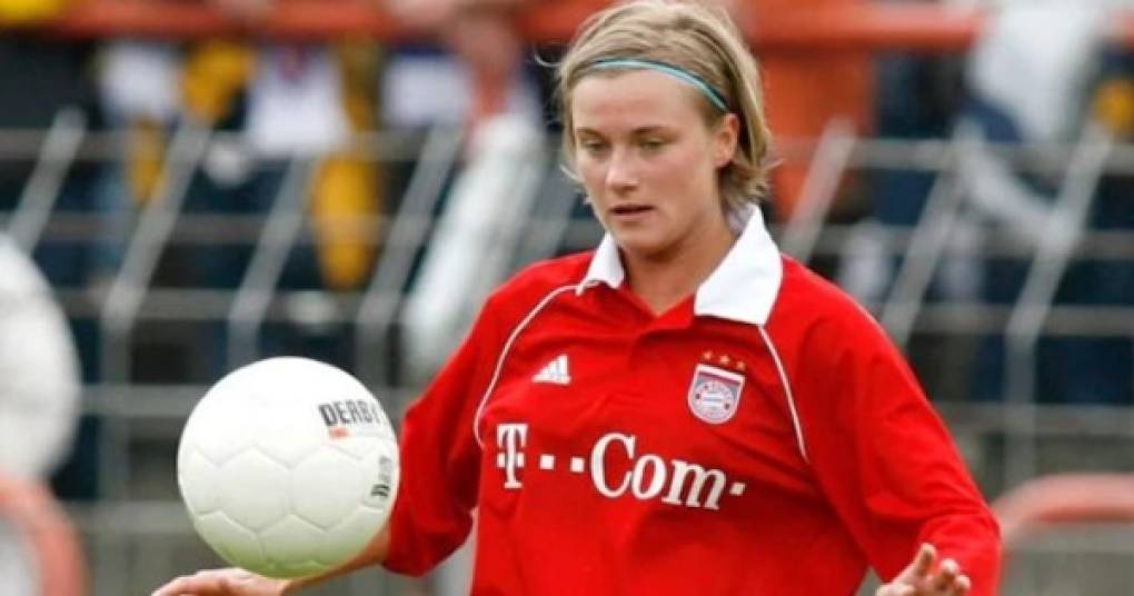 En el 2003, con 18 años, Krüger se unió al equipo femenil del Bayern como mediocampista. Después de 5 años, 33 partidos y un gol anotado, finalizó su carrera futbolística para enfocarse en sus estudios en Gestión Internacional.
