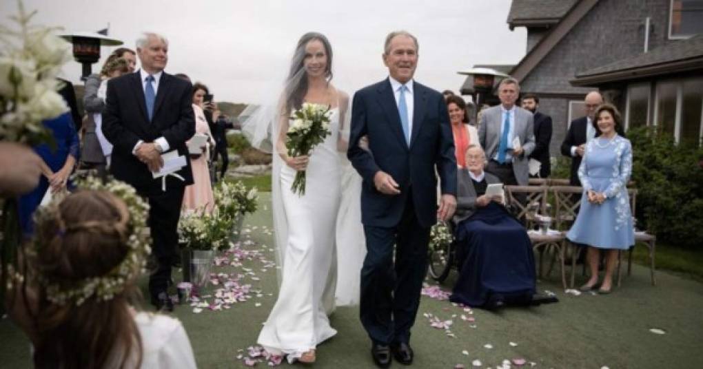 El expresidente la llevó al altar mientras su abuelo y su madre veían la ceremonia en la propiedad de la familia en Kennebunkport, Maine.<br/><br/>