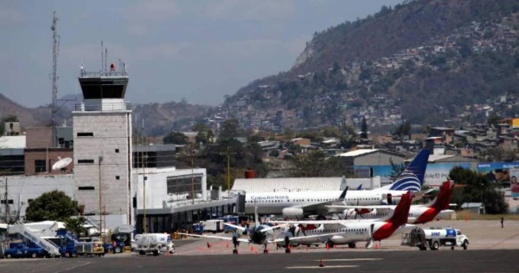Los vuelos de más de 48 pasajeros deberían aterrizar en la base aérea de Palmerola, en Comayagua. Pero al final los vuelos de ese tipo estuvieron llegando al aeropuerto Ramón Villeda Morales de San Pedro Sula. Un mes después la terminal aérea de la capital fue reabierta.