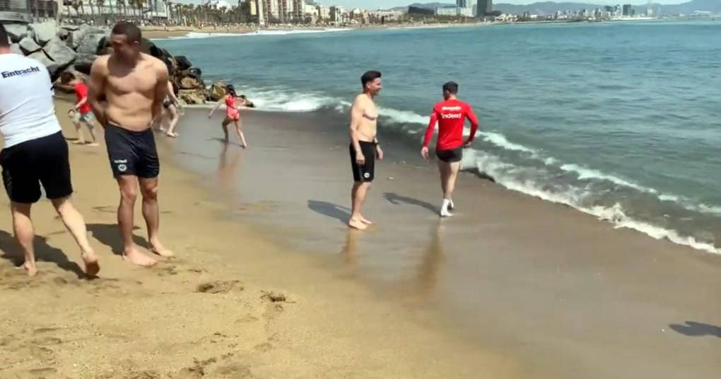 Los jugadores del Eintracht Frankfurt se dieron un baño en la playa de Barcelona.