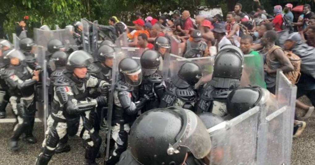 Las fuerzas de seguridad mexicanas disolvieron por la fuerza la tercera caravana de migrantes que avanzaba por el sur del país y detuvieron violentamente a varios de los indocumentados, informaron este jueves medios locales.