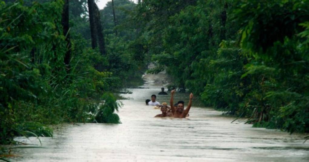 Las inundaciones y deslizamientos provocados por las lluvias de la tormenta tropical Iota, que se está fortaleciendo en el Mar Caribe, han derivado en una emergencia en Cartagena de Indias.