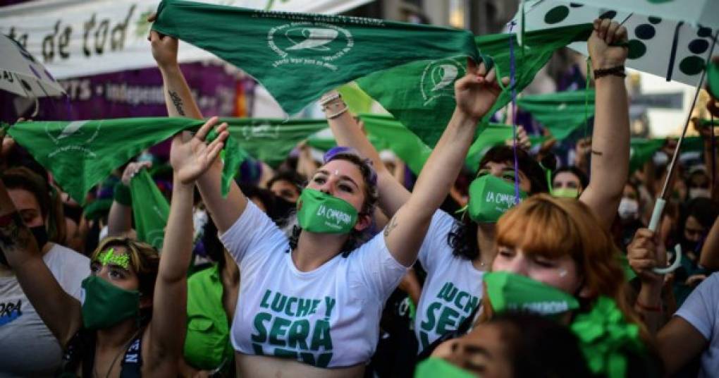 Envueltas en sus pañoletas verdes y con el puño en alto, miles de mujeres pasaron la noche conteniendo el aliento frente al Congreso de Argentina, mientras los legisladores pronunciaban uno a uno su voto en la maratónica sesión que culminó el miércoles con una histórica legalización del aborto.