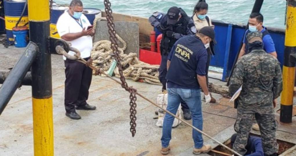 La embarcación, de bandera hondureña, fue inspeccionada por un equipo de buzos de combate, quienes hallaron 'hasta el momento 65 fardos, (con) aproximadamente unos 1.400 kilos de cocaína', señaló.