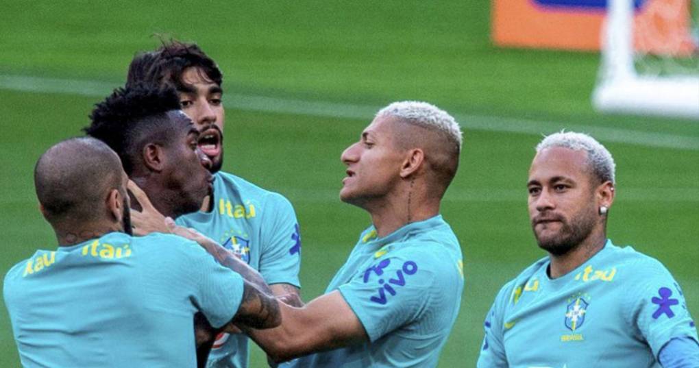 Vinicius y Richarlison, compañeros en la Selección de Brasil, estuvieron a punto de irse a los golpes en pleno entrenamiento y se han revelado detalles de lo que originó el problema.