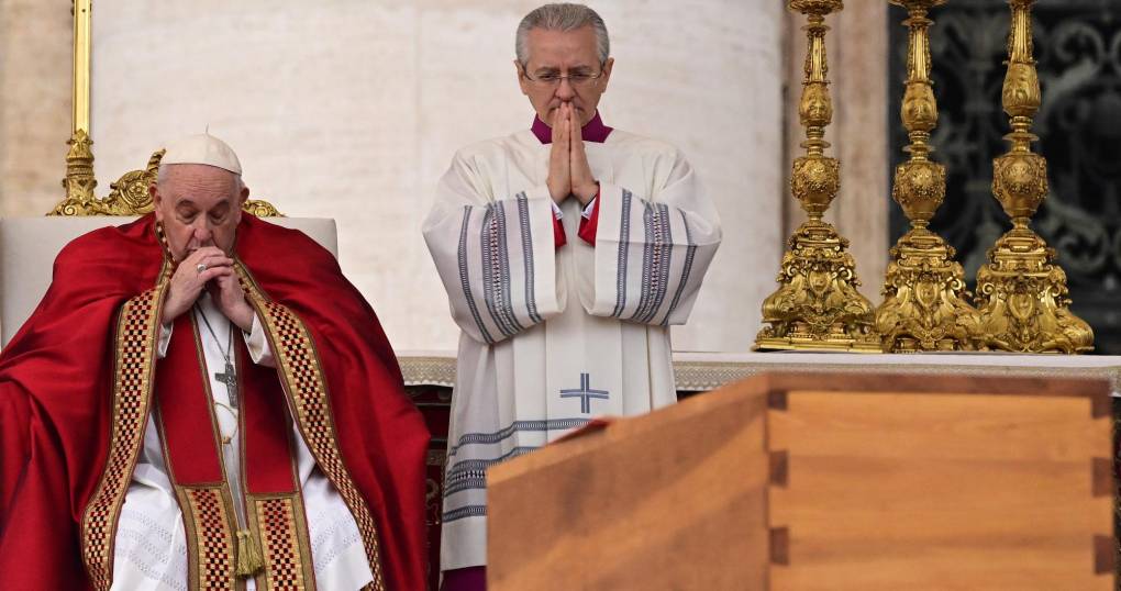 La presencia de un papa en el funeral de su predecesor es algo inédito en la historia reciente de la Iglesia. 