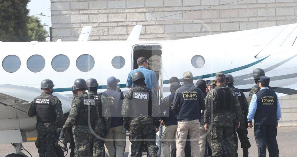 Agentes de la DEA se llevaron a Juan Orlando Hernández con un cinturón para prisioneros