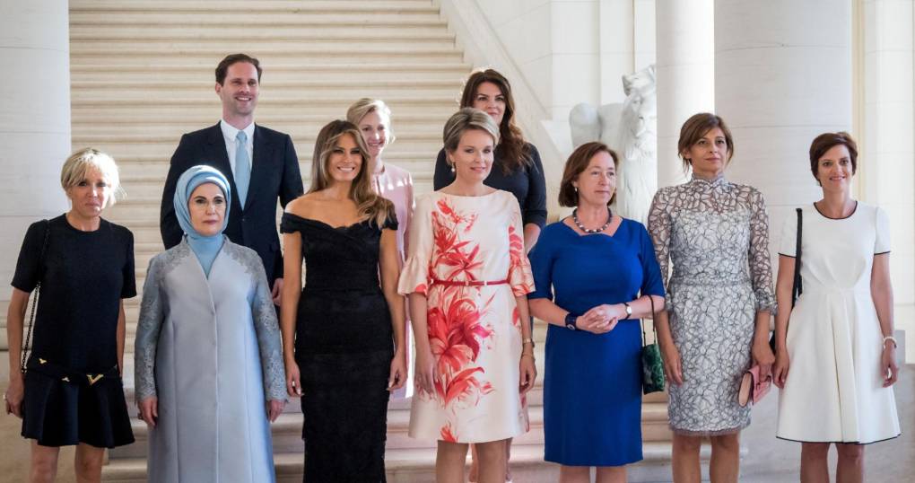 Destenay posó sonriente junto a las primeras damas presentes en la cumbre en una imagen que se viralizó en redes sociales.