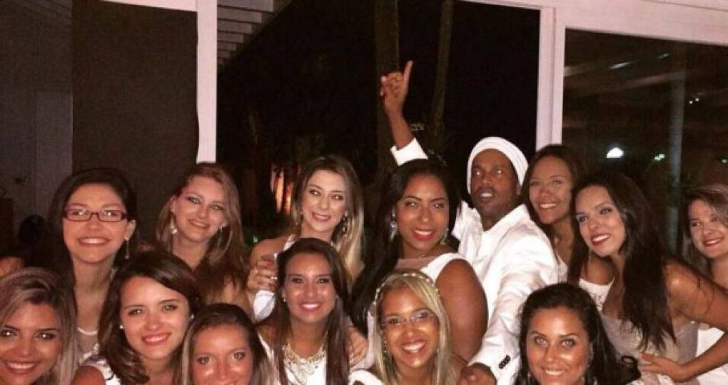 Ronaldinho siempre ha estado en el ojo del huracán por estar siempre rodeado de mujeres y no le ha importado la cantidad de dinero para compartir con las chicas en la fiesta.