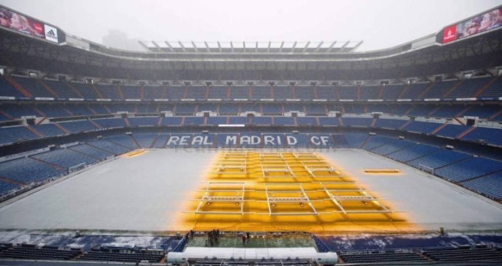 Todos los campos de la Ciudad Real Madrid se han cubierto por el blanco elemento y habida cuenta de que el equipo no tiene compromiso alguno hasta el sábado, cuando se enfrentará a la Real Sociedad en el Santiago Bernabéu, tras el consentimiento del entrenador, Zinedine Zidane, el club se ha puesto en contacto con los jugadores para comunicarles la suspensión de la sesión. Foto: Real Madrid.