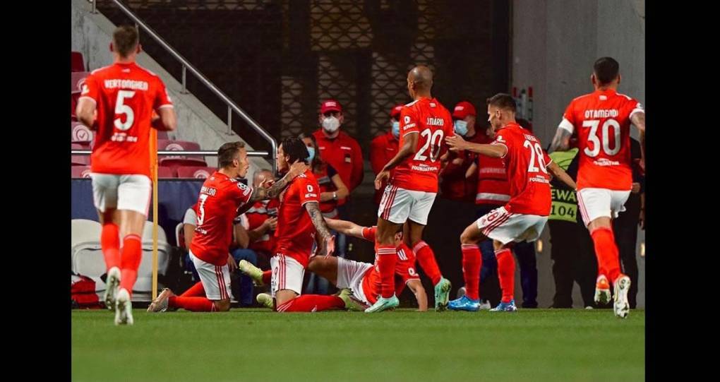 Los jugadores del Benfica celebrando contra el Barcelona.