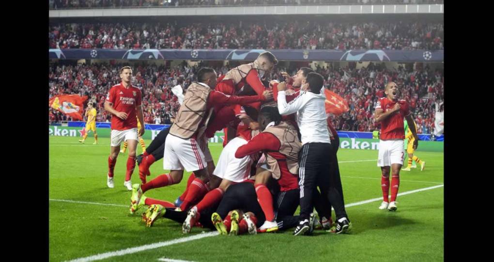 La locura de los jugadores del Benfica celebrando el segundo gol ante el Barcelona.