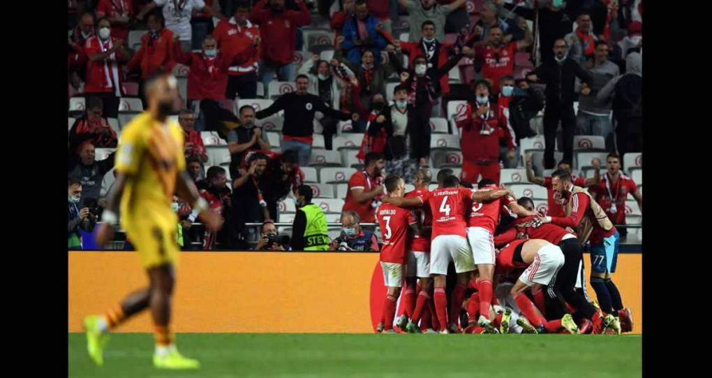 Los jugadores del Benfica celebran el segundo gol contra el Barcelona.