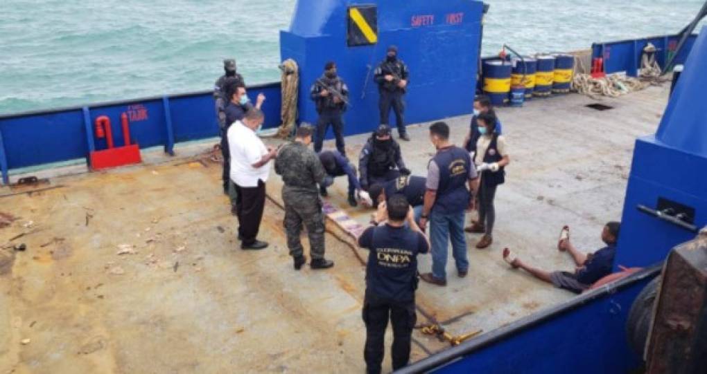 Las autoridades capturaron a siete tripulantes de la embarcación, todos de nacionalidad hondureña, no identificados, quienes serán puestos a órdenes de las autoridades judiciales, ante las cuales se les formulará cargos por tráfico de drogas, añadió.