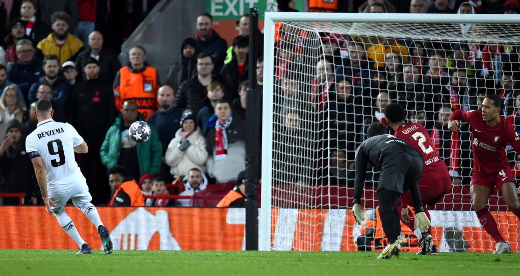 Benzema marcó doblete en Anfield destrozando al Liverpool.