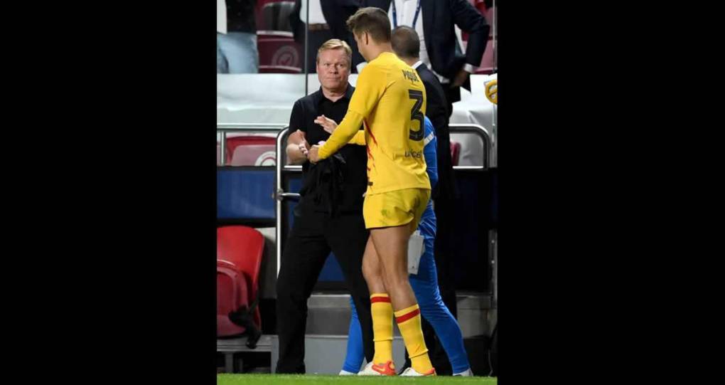 Gerard Piqué, sustituido en el minuto 33 por Gavi, saludando a Ronald Koeman.