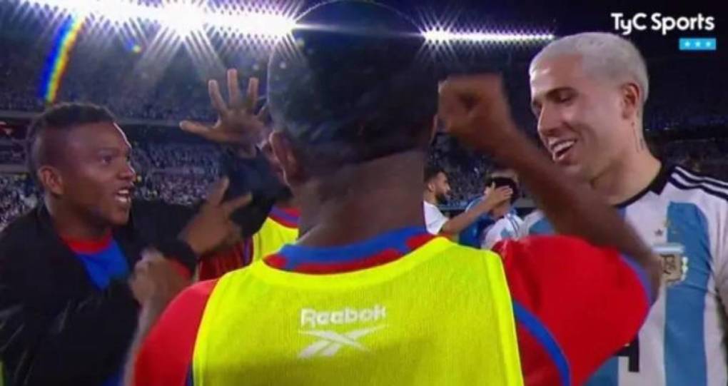Tras el pitazo final del partido, dos jugadores de Panamá jugaron al piedra, papel o tijera para sortearse la camiseta del argentino Enzo Fernández.