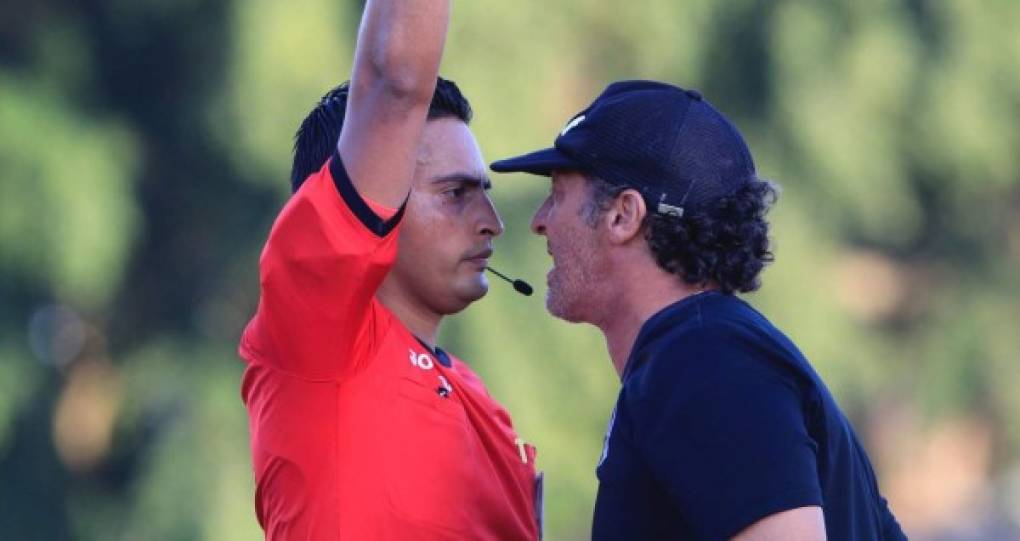 Troglio se puso cara a cara con el árbitro Said Martínez.