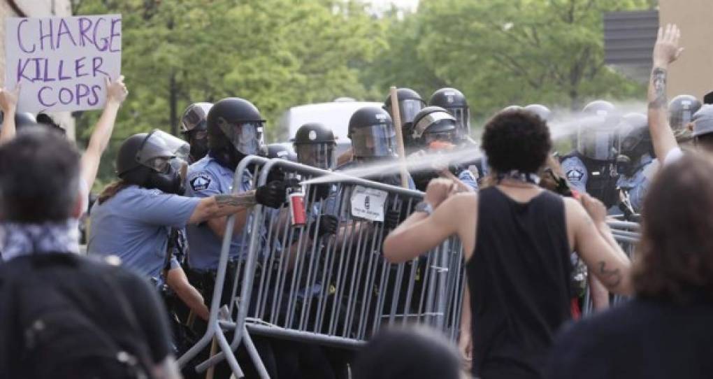 La policía disparó gases lacrimógenos y formó una barricada humana para evitar que los manifestantes saltaran una valla que rodea la comisaría donde los oficiales acusados de matar a Floyd trabajaban. Aún así, los manifestantes quemaron una tienda de piezas de repuesto de autos y saquearon otra en las cercanías.