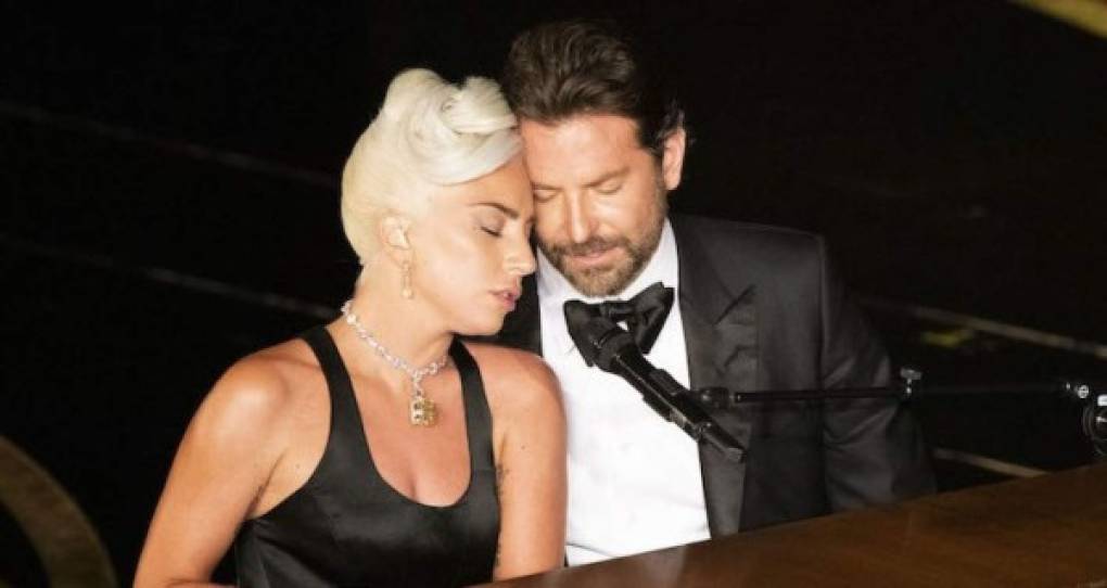 Los fanáticos de Gaga parecen desear que la cantante destroce la familia que Cooper ha formado con Irina solo porque 'hacen bonita pareja' frente a las cámaras. ¿Se les olvida que son actores? - más Cooper que Gaga-