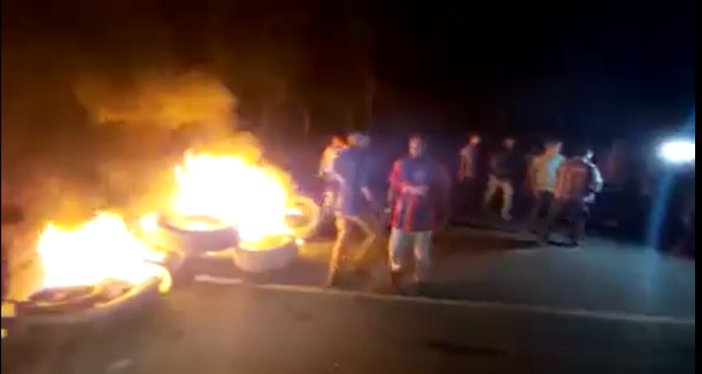 El hecho criminal ha causado conmoción, principalmente en Cantarranas. En la imagen, estos hombres queman llantas en una de las entradas del municipio.
