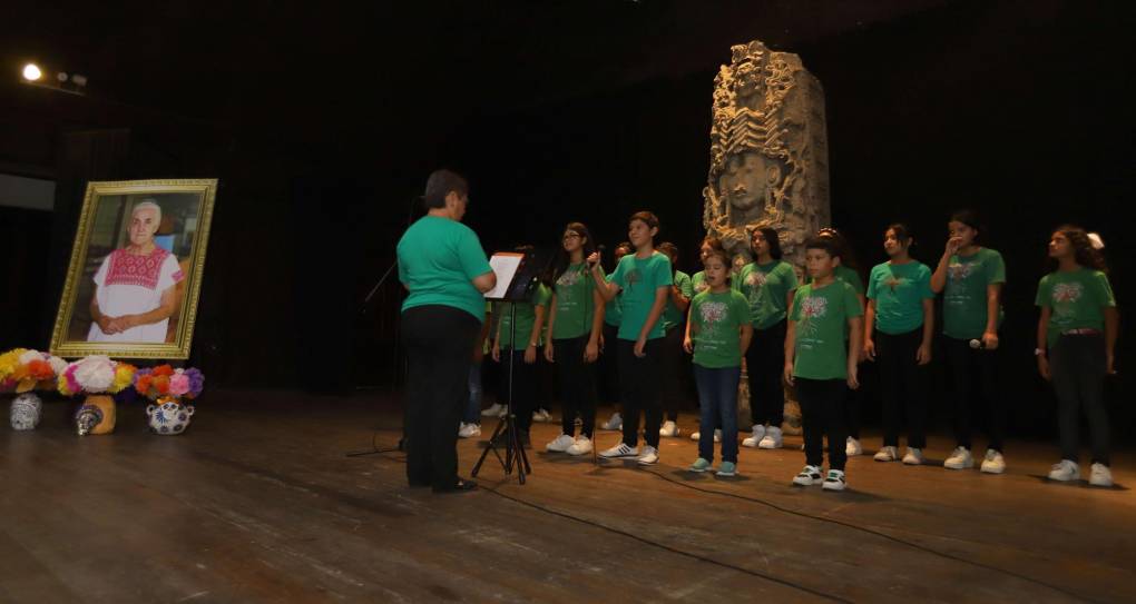 Los niños del programa educativo Paso a Paso brillaron en el escenario. Cantaron obras musicales como “Pajarito Colibrí” y “Recuérdame”.