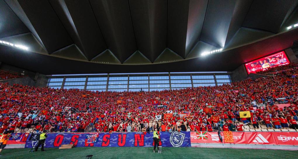 Los aficionados del Osasuna armaron una gran fiesta en el estadio de La Cartuja.