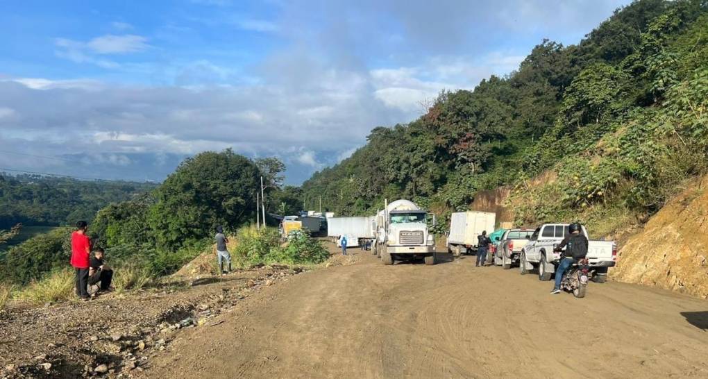 En Copán hay tramos colapsados por fallas geológicas. Entre Cucuyagua y Santa Rosa de Copán se ubica la falla de El Metal, la cual en las últimas horas ha provocado atascamiento de vehículos pesados.