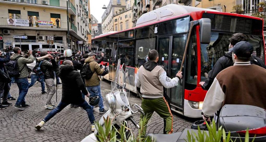 También hubo enfrentamientos con los aficionados del Napoli, que lanzó piedras y botellas contra los autobuses, rompiendo la ventana de uno de ellos.