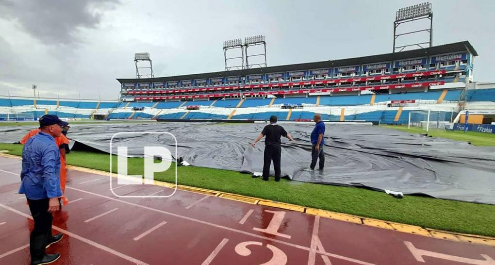 Con una gigantesca lona se cubrió la cancha del estadio Olímpico por la lluvia que cayó sobre San Pedro Sula horas antes del partido.