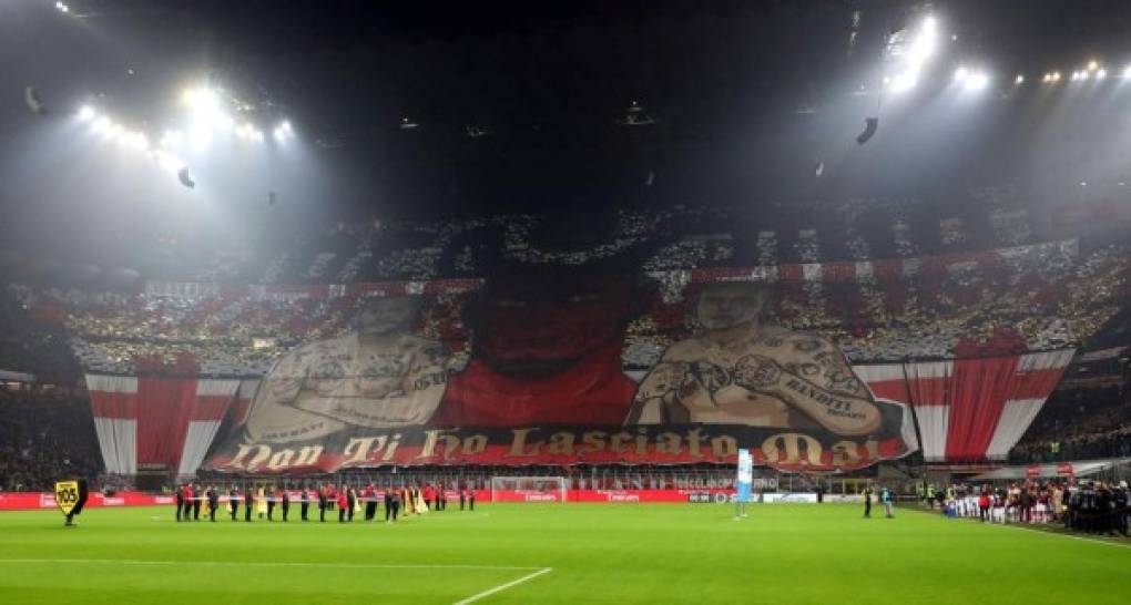 El espectacular mosaico de los aficionados del Milan en San Siro antes del inicio del partido. Foto EFE