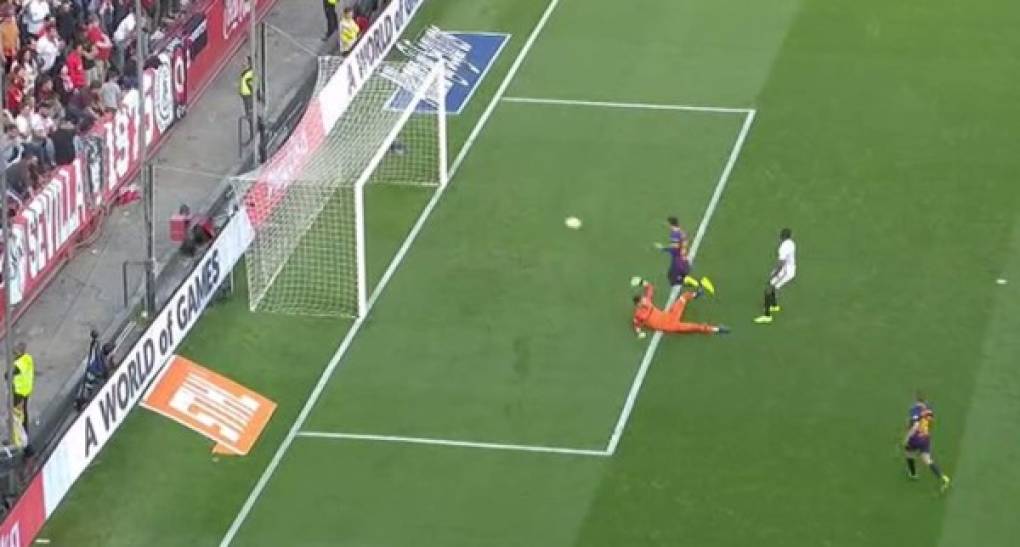 Y al minuto 85 una vez más apareció Messi. El argentino anotó su hat-trick al pasarle por encima el balón al portero del Sevilla.