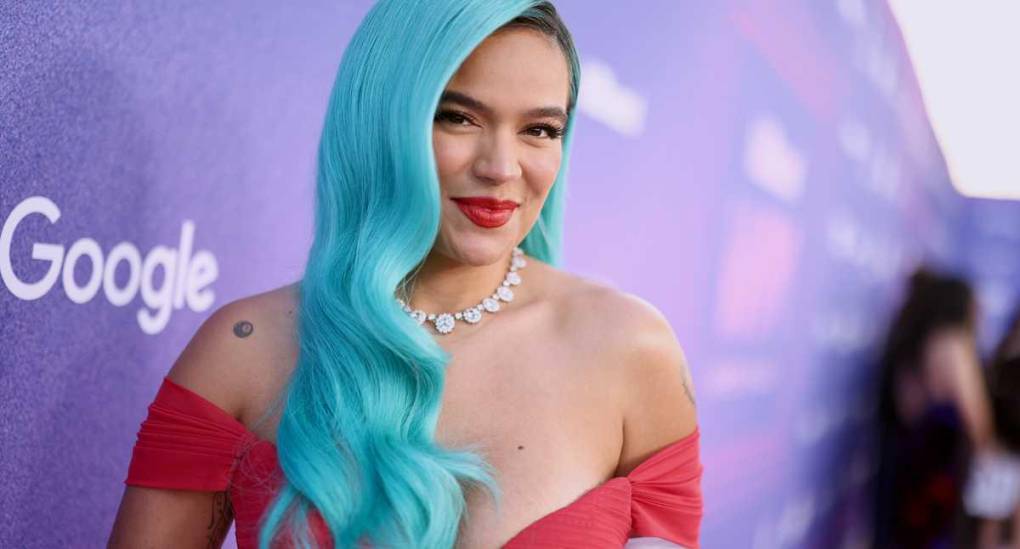 Karol G mantuvo el color azul pastel por muchos años, llenando uno de los escenarios más importantes del mundo, como Coachella, con cientos de seguidores utilizando una peluca del mismo tono de su cabello.