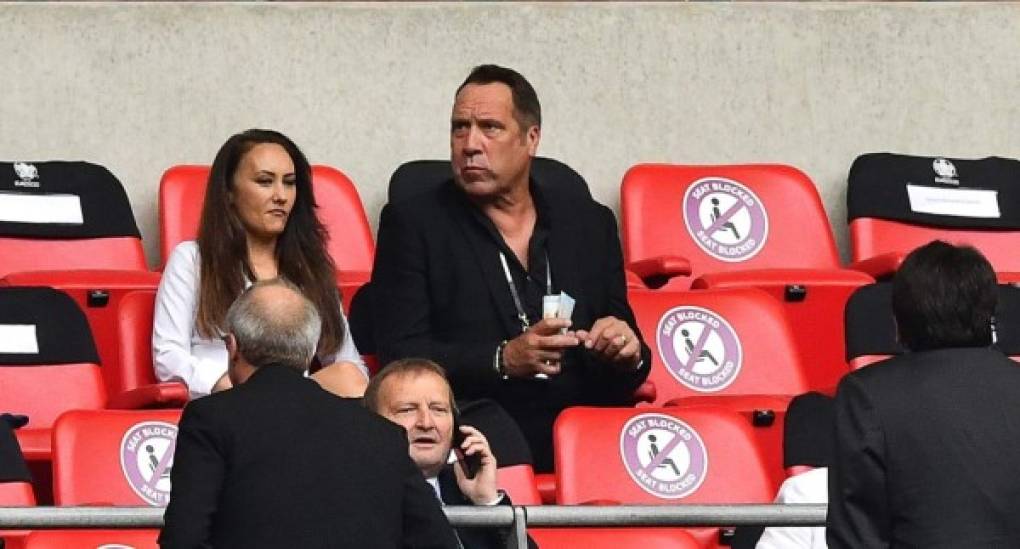 David Seaman, destacado exportero de Inglaterra, se hizo presente al estadio y fue captado con su pareja sentimental.