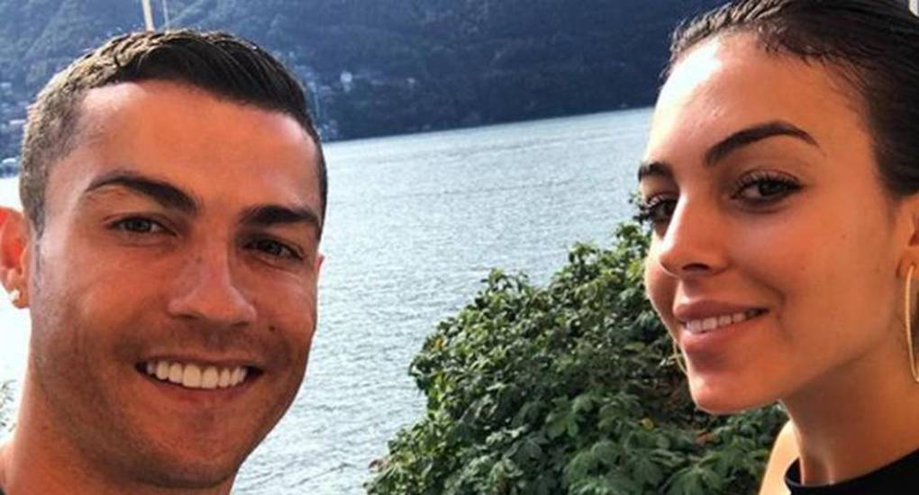 Según estas informaciones, Cristiano Ronaldo cree que ha cambiado radicalmente su forma de ser volviéndose excesivamente egocéntrica desde que saltó a la fama.