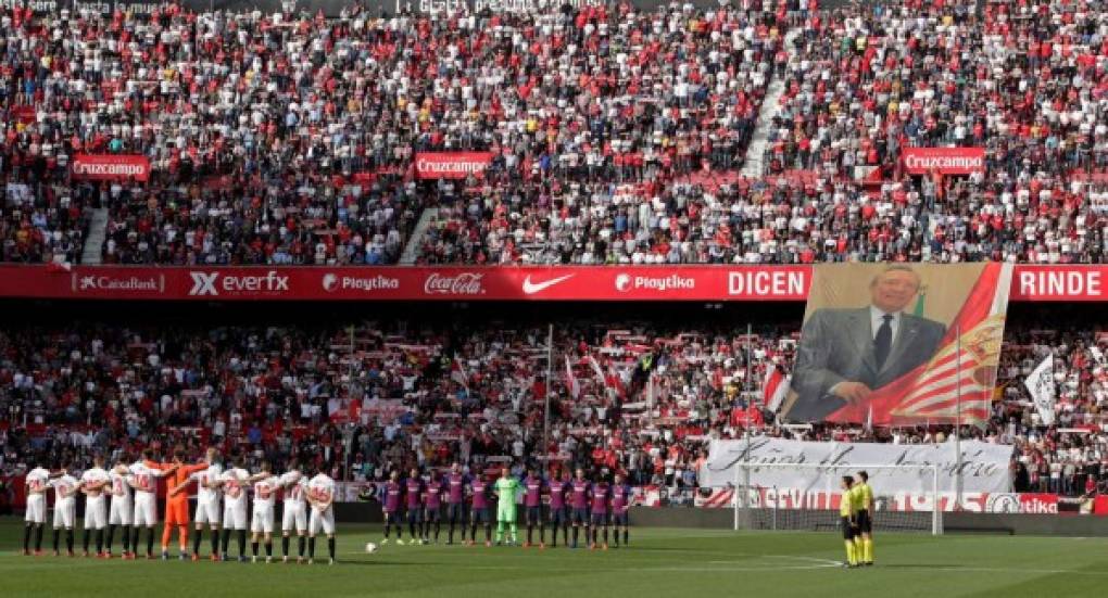 El Sevilla y el Barcelona, junto a miles de aficionados, guardaron un minuto de silencio por el recientemente fallecido presidente del club sevillano, Roberto Alés.