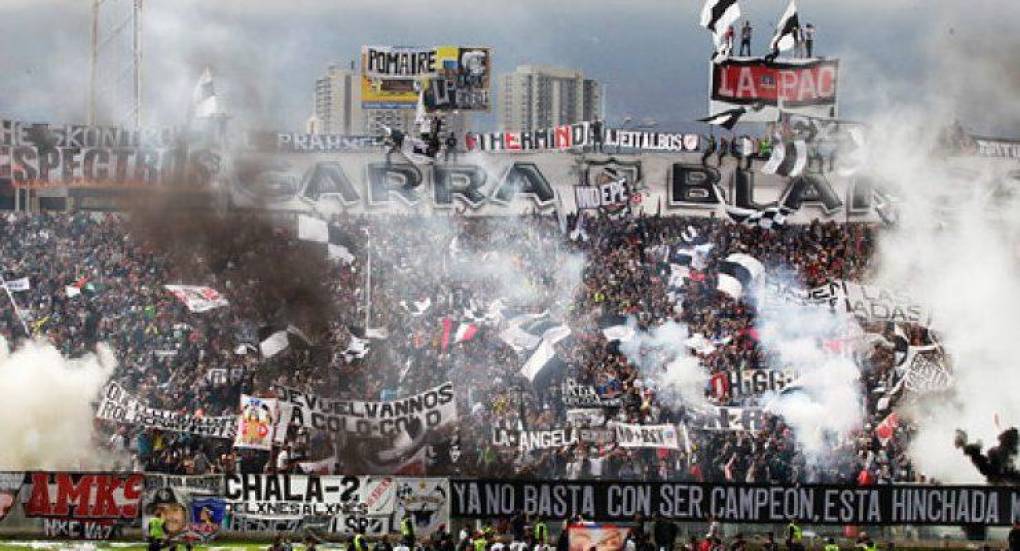 La Barra Blanca es la brava y antigua de Chile. Su actitud violenta, tanto dentro como fuera de los estadios, ha llevado a encarcelar y prohibir el acceso a ningún recinto deportivo a varios de sus miembros.
