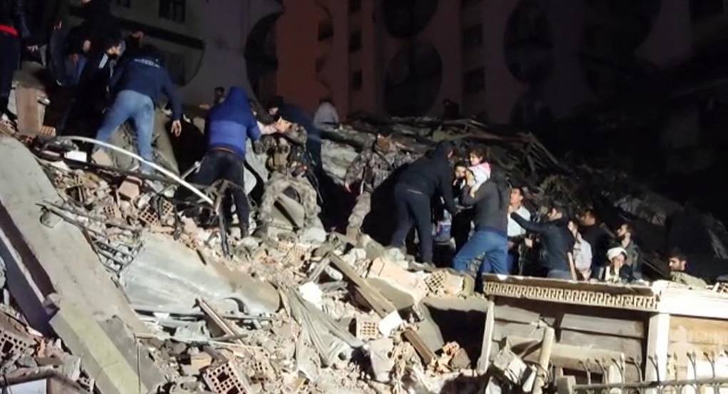 Cerca de 1.800 personas murieron por un devastador terremoto de magnitud 7,8 que sacudió el lunes el sureste de <b>Turquía</b> y el norte de Siria, y cuyos temblores se sintieron incluso hasta en la lejana Groenlandia.