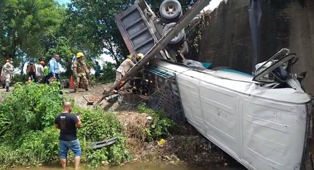 El accidente ocurrió entre un autobús de la empresa Tela Express y una volqueta, cuando se conducían por la carretera CA-13. Los dos automotores cayeran al río Camalote.