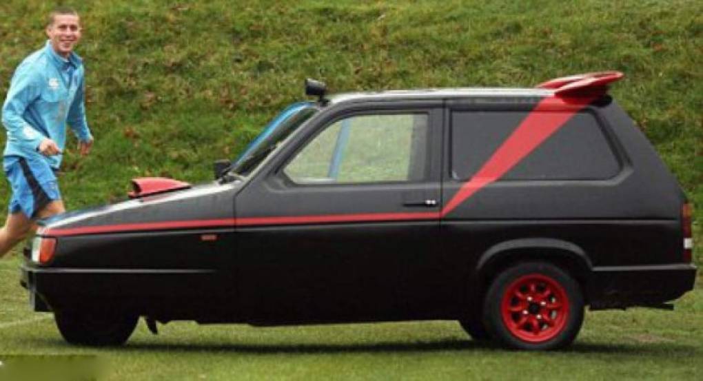 El equipo de la Premier League Portsmouth tenía un coche de tres llantas Reliant Robin pintado de negro y rojo que el jugador que peor jugara tenía que llevarse a su casa. Los jugadores cooperaban para agregarle modificaciones para que fuera cada vez más espantoso.