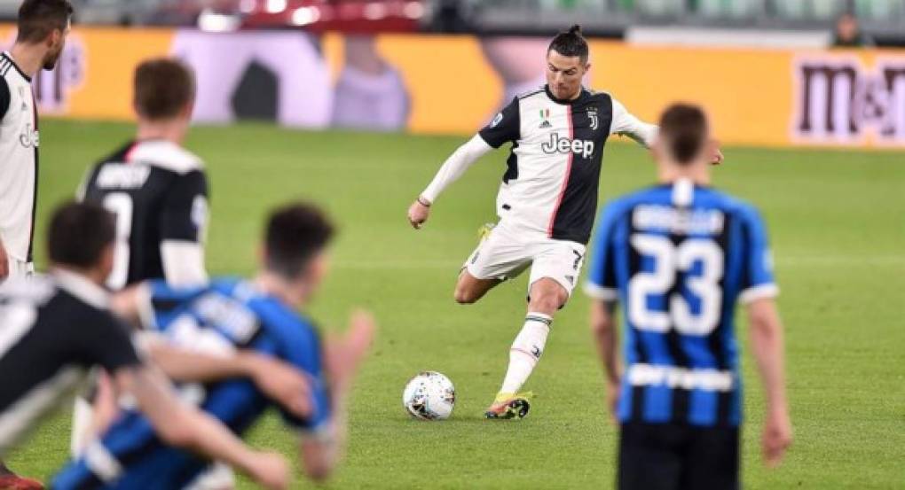 El jugador del Juventus Cristiano Ronaldo continúa en su residencia insular de la capital de Madeira, en Funchal, a la que llegó el pasado 9 de marzo junto a su familia, y se encuentra 'asintomático' de coronavirus, tras el positivo de su compañero Daniele Rugani.