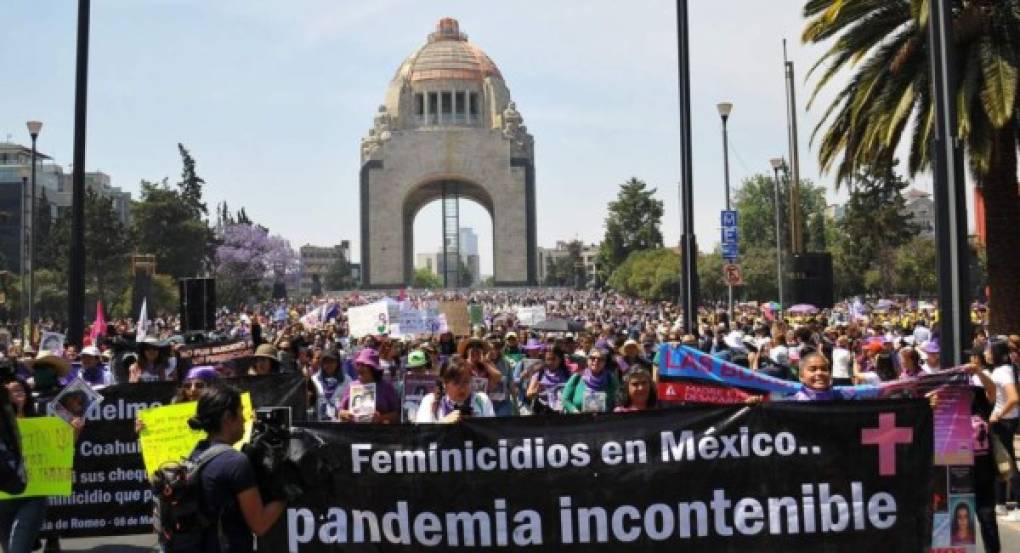 Enormes multitudes salieron a las calles alrededor del mundo este domingo para conmemorar el Dia Internacional de la Mujer.