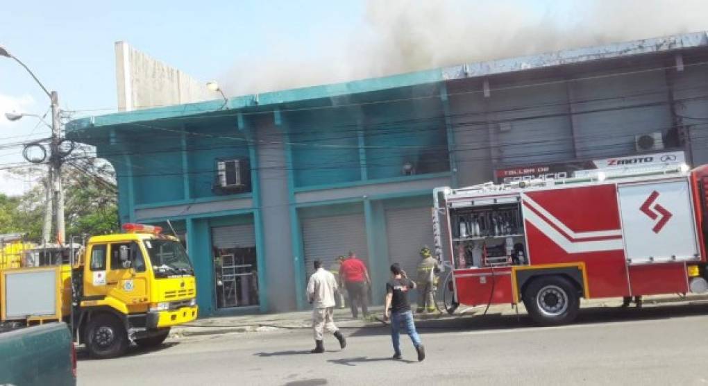 Al sitio acudieron elementos del Cuerpo de Bomberos de San Pedro Sula, para sofocar las llamas. Al menos dos unidades se trasladaron a la escena del siniestro.