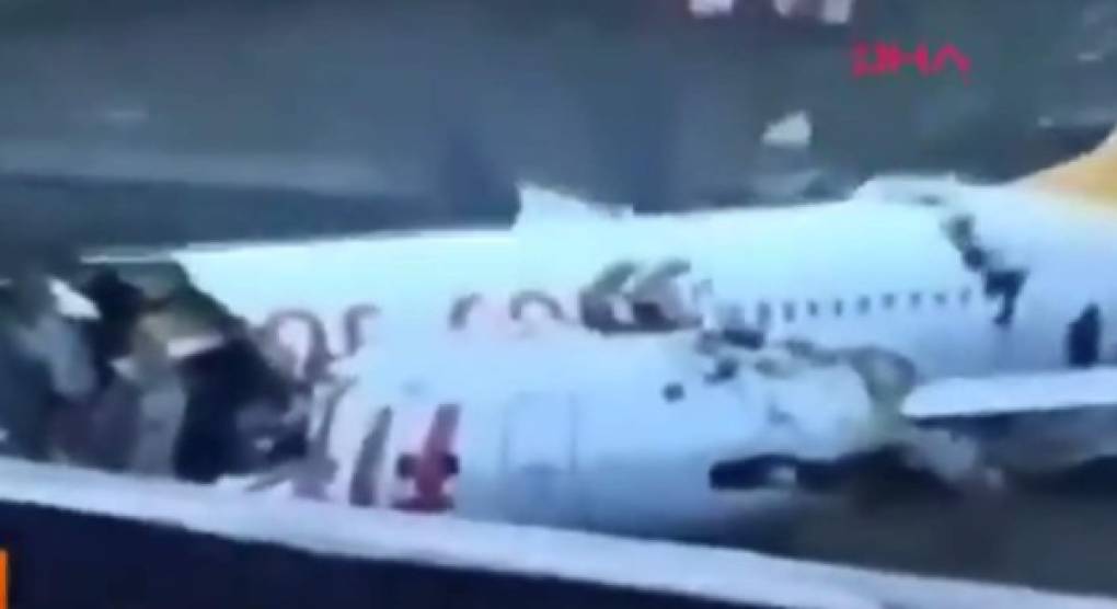 Las imágenes de la televisión turca mostraban la evacuación de pasajeros que caminaban por una de las alas del aparato.