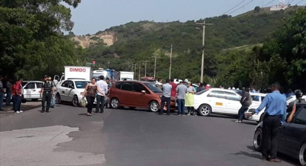 La calle que conduce a Valle de Ángeles también fue parada.